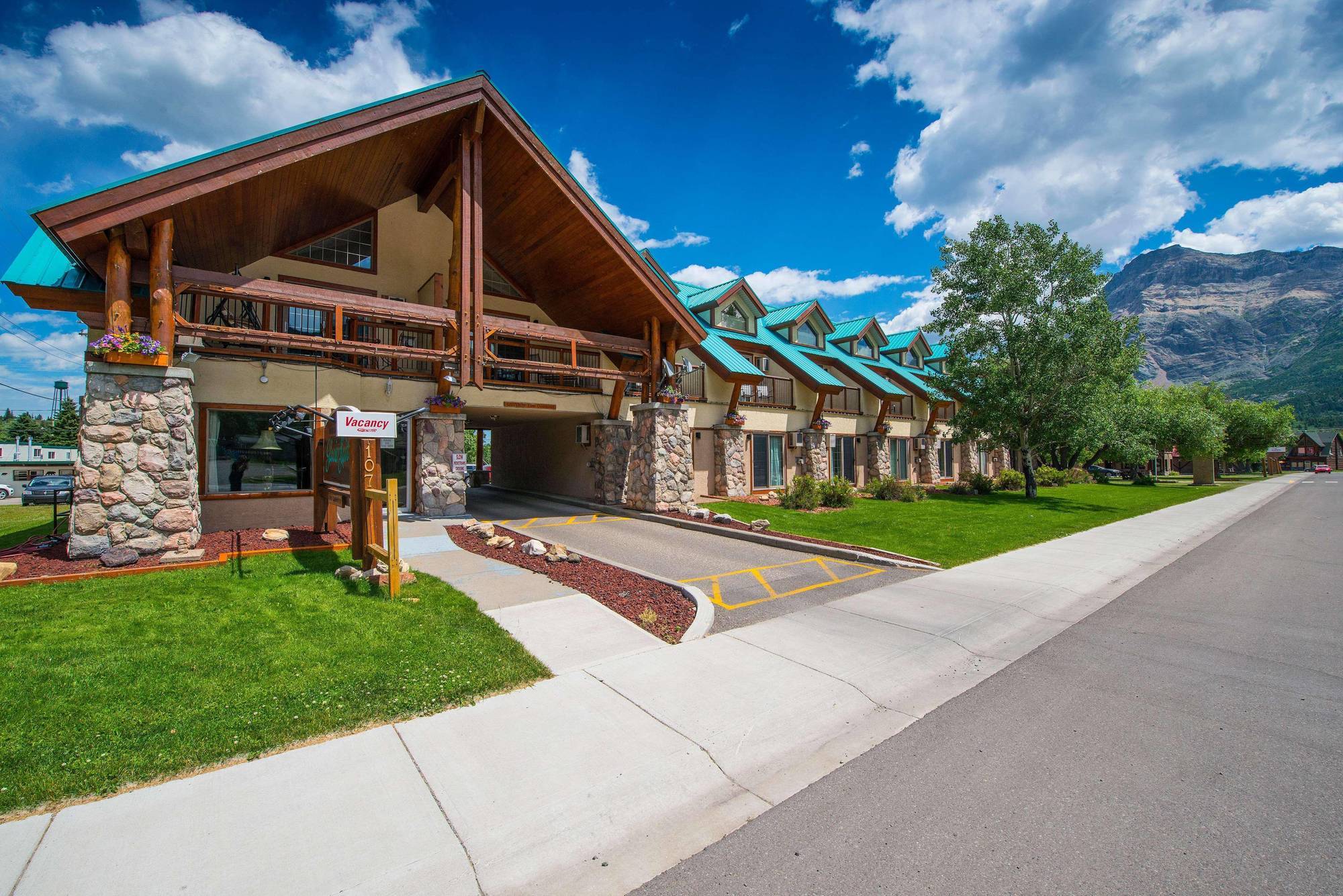 Waterton Glacier Suites Exterior photo