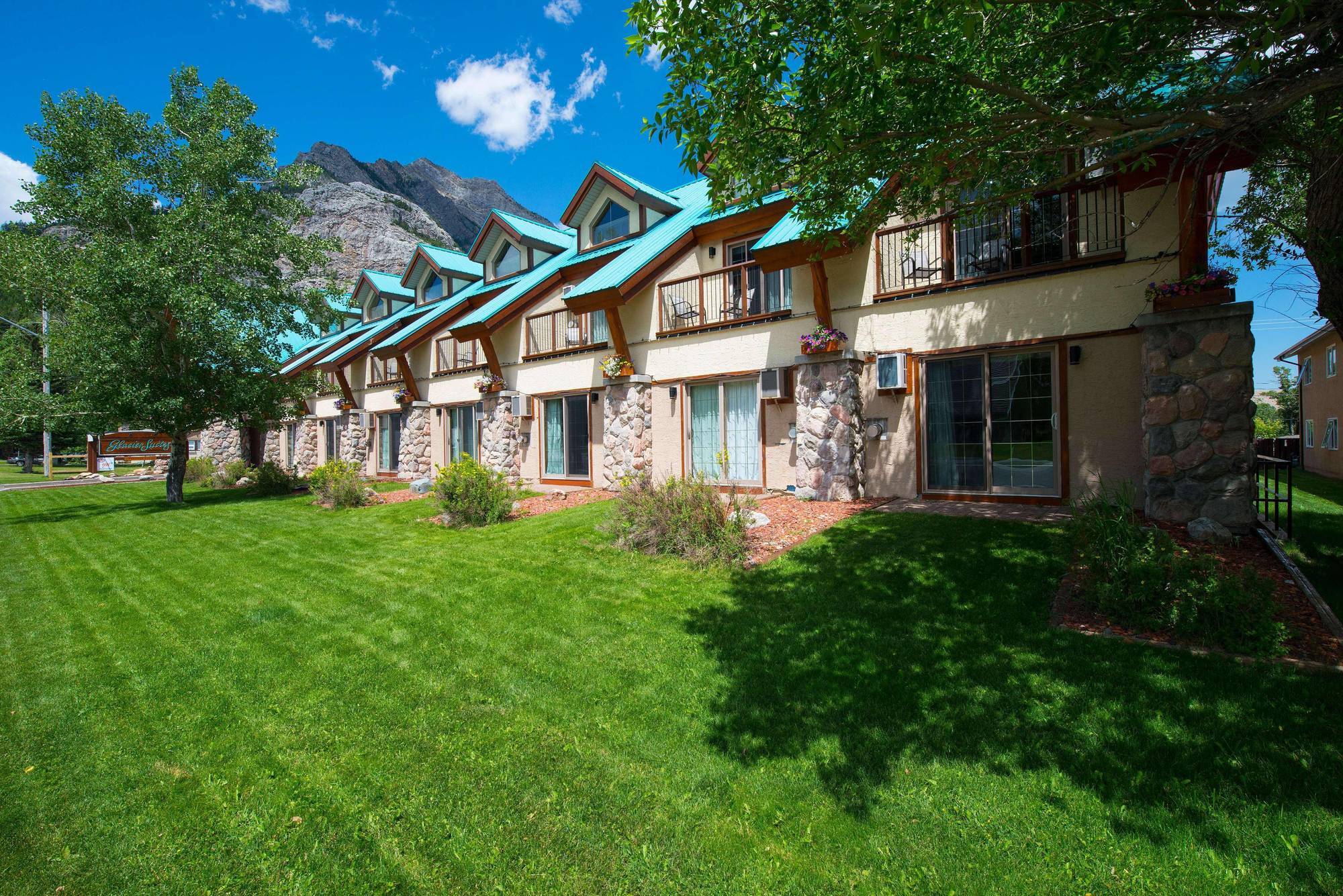 Waterton Glacier Suites Exterior photo